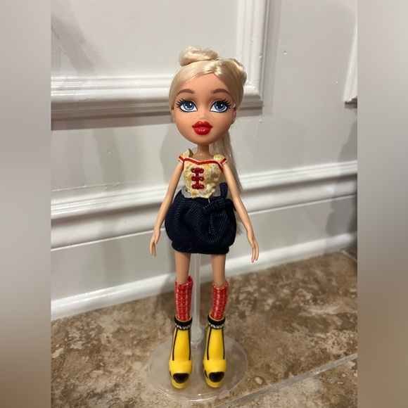 Bratz Study Abroad Cloe 2015 MGA Entertainment W/ extra shirt - Picture 8 of 9